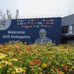 Des milliers de panneaux avec le portrait du Premier ministre ont été installés à l'occasion du G20 dans tout New Delhi (comme ici a proximité de l'aéroport international Indira-Gandhi)