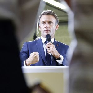 Emmanuel Macron attaque la rentrée avec une cote de confiance en baisse, ce qui le fragilise dans l'opinion.