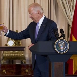 Joe Biden, alors vice-président, et le secrétaire général du Parti communiste vietnamien, Nguyen Phu Trong, lors d'une rencontre à Washington en 2015.