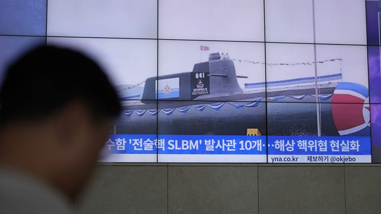 A Séoul, un écran géant montre une image du sous-marin nord-coréen.