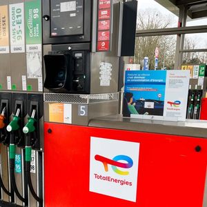 Le ministre a demandé à TotalEnergies de prolonger l'année prochaine le plafonnement des prix à 1,99 euro le litre dans ses stations.