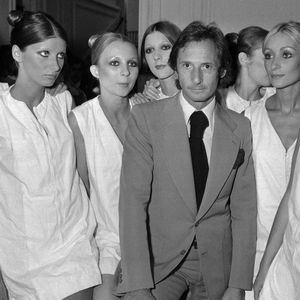 Marc Bohan entouré de mannequins à l'issue de la présentation du défilé Christian Dior présenté à Paris le 27 juillet 1971.