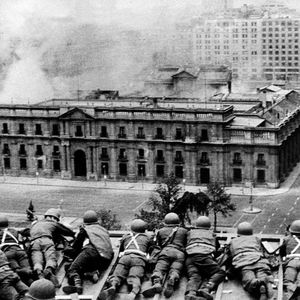 Le palais présidentiel de la Moneda, à Santiago du Chili, assiégé par les forces armées du général Pinochet le 11 septembre 1973.