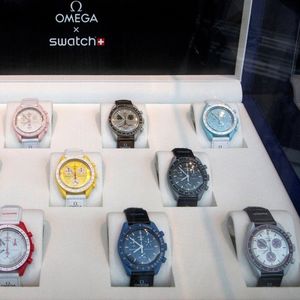 Modèles de la Bioceramic MoonSwatch, première collaboration entre Omega et Swatch ; un succès commercial mondial qui se poursuit.