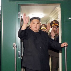 Kim Jong-un dans son train au départ de Pyongyang, direction la Russie, mardi 12 septembre.