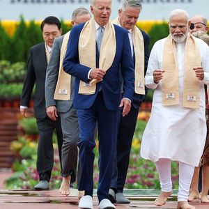 Le Premier ministre indien, Narendra Modi (au centre), le président américain, Joe Biden (à gauche), et les autres dirigeants du G20 ont rendu hommage à Gandhi, au Raj Ghat, à New Delhi, en Inde, le 10 septembre 2023.