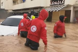 Les secours aident les automobilistes dans les rues inondées d'al-Bayda