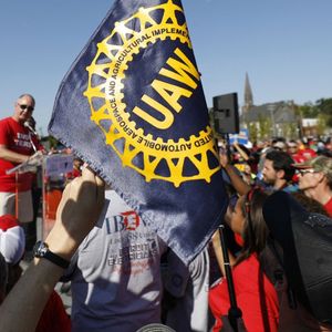 Shawn Fain, le président du syndicat United Auto Workers, est prêt à déclencher une grève chez les trois grands constructeurs de Detroit à la fois.