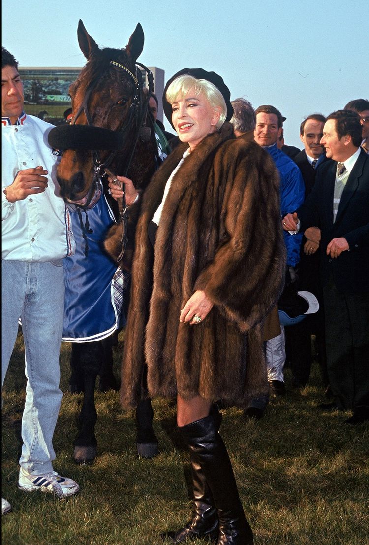 Sylvia, la seconde épouse de Daniel Wildensetin, avec «Cocktail Jet», vainqueur du Grand Prix d'Amérique, en 1996. Depuis, l'écurie à la casaque bleu azur a été vendue.