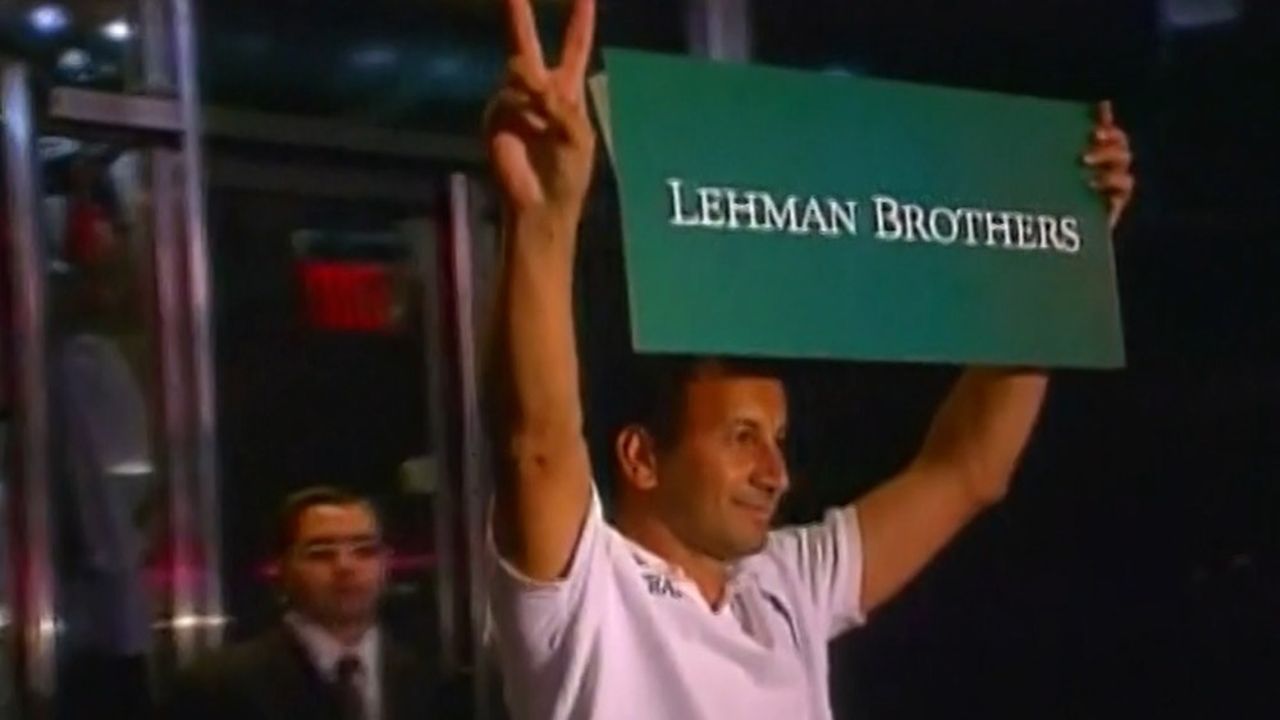 Un employé de Lehman Brothers, pancarte à la main, explique que « les gens boivent de la bière et fument à l'intérieur » après la faillite.