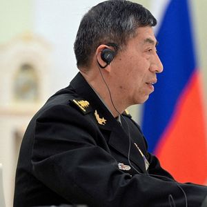Le ministre de la défense Li Shangfu lors d'une réunion à Moscou le 16 avril dernier avec le président russe Vladimir Poutine et le ministre de la défense Sergei Choigu.