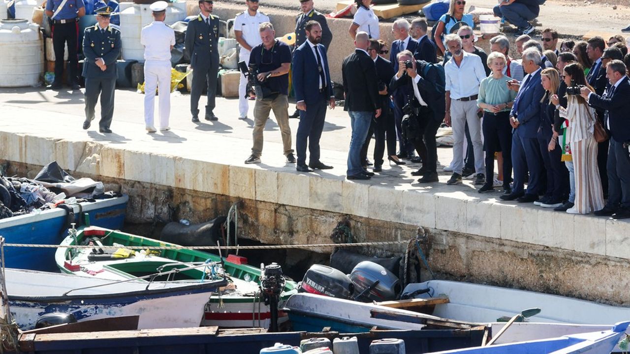 La présidente de la Commission européenne, Ursula von der Leyen, et la présidente du Conseil italienne, Giorgia Meloni, se sont rendues dimanche à Lampedusa.
