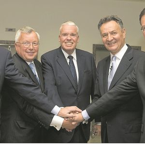 En 2008, Christian Olearius (deuxième à gauche) était l'un des artisans du consortium qui a permis le sauvetage de Hapag Lloyd, l'armateur de Hambourg alors filiale de TUI.