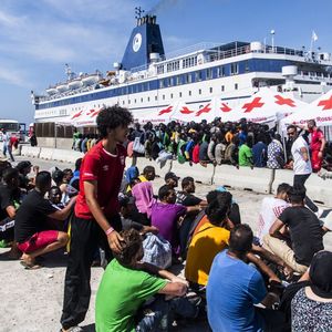 Des migrants attendent l'aide de la Croix-Rouge sur l'île de Lampedusa, 14 septembre 2023.
