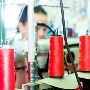 L'industrie produit 113 millions de tonnes de fibres textiles par an, selon un rapport de Textile Exchange, deux tiers d'entre elles sont synthétiques.