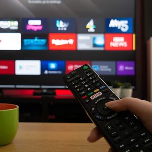 Près de 15 % des foyers britanniques se passent désormais de connexion filaire pour regarder la télévision, privilégiant l'accès par Internet sur les smart TV, selon l'institut Barb.