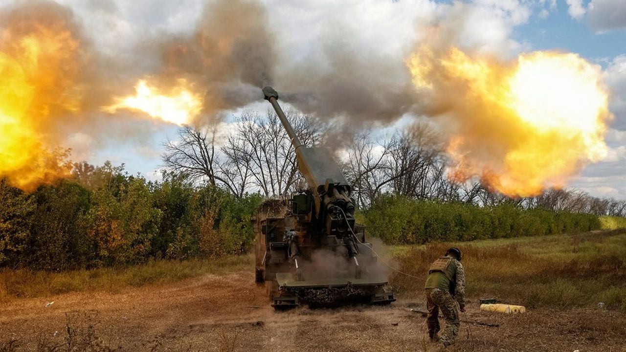 Des artilleurs ukrainiens opèrent un canon 2S22 Bohdana contre des positions russes dans la région de Donetsk.
