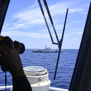 Un garde-côte philippin observe un navire chinois en mer de Chine, en août 2023.