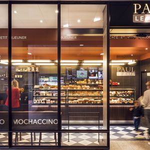 Le premier Paul Le café en France a ouvert gare Montparnasse à Paris.