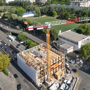 Le projet Hosta, porté par Woodeum, propose un immeuble construit en surélévation du boulevard périphérique, sur la dalle ouest de la porte Brancion (Paris 15e).