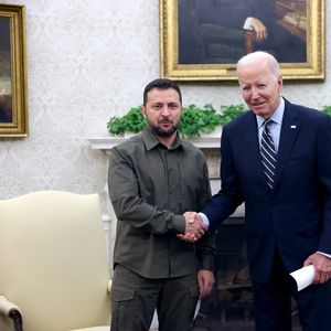 Le président américain Joe Biden a promis à Volodymyr Zelensky de « s'assurer que le monde soit aux côtés » de l'Ukraine.