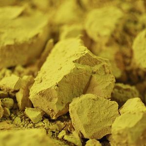 En raison de sa couleur jaune, l'uranium 308 est appelé « yellowcake » dans l'industrie. Il s'agit d'un concentré de métal qui doit encore être enrichi.
