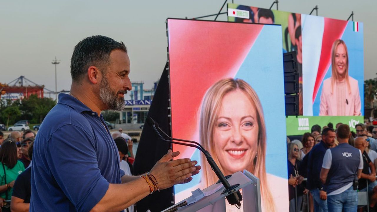 Santiago Abascal, leader du parti d'extrême droite espagnol Vox, à un meeting à Valence, en juillet 2023, devant des écrans géants projetant la photo de Giorgia Meloni.