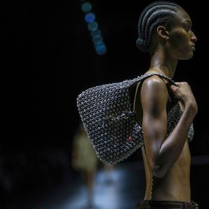 Nouveau sac Gucci présenté lors du premier défilé de Sabato de Sarno pour la maison, le 22 septembre, pendant la Milan Fashion Week.