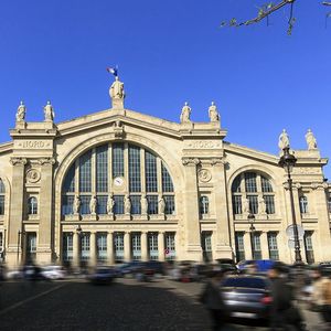 La façade de la gare du Nord, la première gare parisienne en trafic quotidien. La SNCF fait actuellement des travaux de rafraîchissement avant les JO d'été, pour environ 50 millions d'euros.