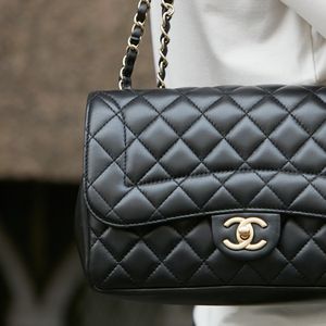 L'iconique sac Chanel en cuir photographié lors du défilé Max Mara présenté à Milan, en septembre 2016.