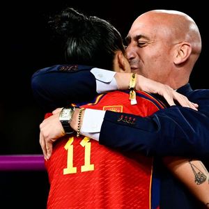 Scène du baiser forcé de Luis Rubiales, le président de la fédération espagnole de football, à la joueuse Jenni Hermoso.