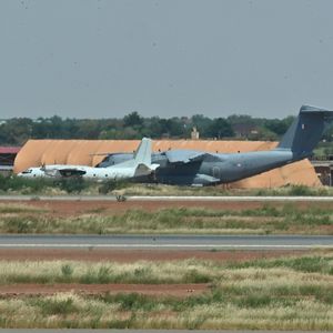Avion sur la base militaire française de Niamey, au Niger, le 22 septembre 2023.