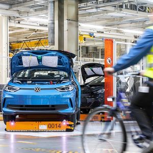 « Augmenter le prix d'achat des voitures électriques européennes [ici l'ID.3 de Volkswagen, NDLR], au moment précis où nous devons nous battre pour nos parts de marché, n'est pas la bonne décision, a affirmé Luca de Meo, patron de Renault et président de l'Acea.