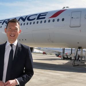 Le directeur général d'Air France-KLM, Benjamin Smith, a signé une commande record de 50 Airbus A350 (au second plan sur la photo), qui équiperont Air France et KLM.