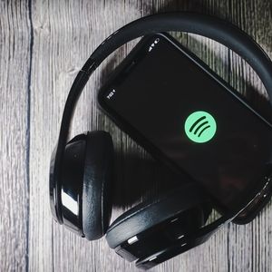 Spotify utilise l'IA pour capter davantage d'auditeurs de podcast.