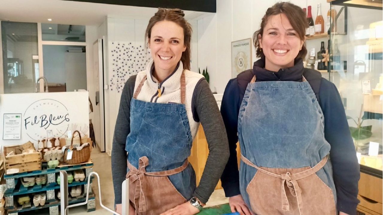 Laura Mansard et Alice Pinthier ont ouvert la fromagerie Fil bleu, rue du paradis à Marseille.