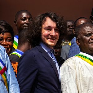 Dmitri Sytyi entouré de députés centrafricains sur les marches de l'Assemblée nationale à Bangui le 15 octobre 2021. Le groupe paramilitaire a reçu une standing ovation de la part des parlementaires pour sa « grande efficacité » dans sa reconquête de zones rebelles.