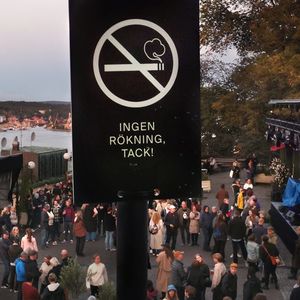 Partout en Suède, comme ici à Stockholm, des panneaux rappellent que fumer, même en terrasse, est strictement interdit.
