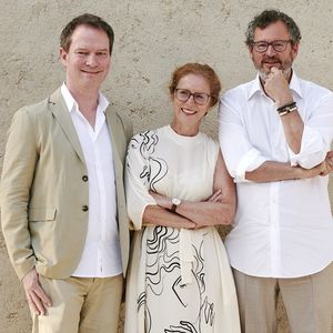 Marc Payot, Manuela et Iwan Wirth, photographiés à la galerie de Minorque.