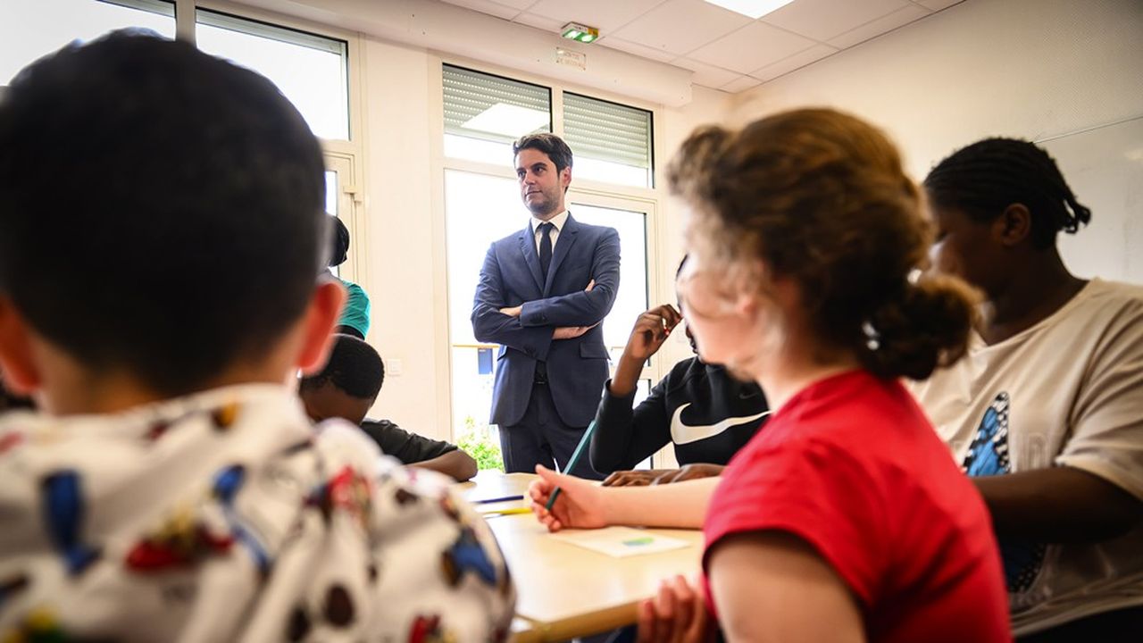 Gabriel Attal, ministre de l'Education nationale et de la Jeunesse, ici lors d'une visite à Marolles-en-Brie, dans le Val-de-Marne, en août 2023, a promis un « plan global » pour renforcer l'attractivité du métier d'enseignant.