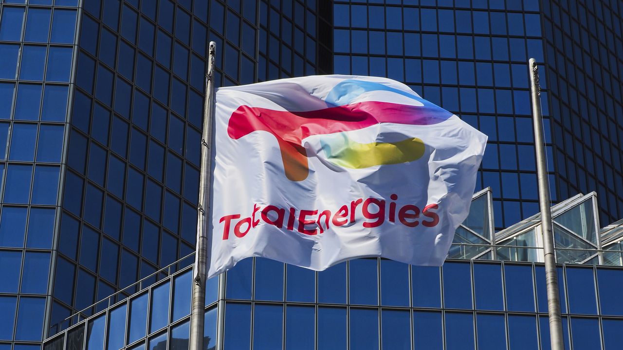 TotalEnergies signe un nouveau record en Bourse, entre flambée du pétrole, dividendes et rachats d’actions
