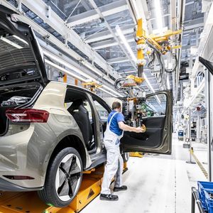 Production d'automobiles dans l'usine Volkswagen de Zwickau, en Saxe.