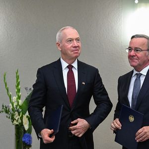 Le ministre de la Défense allemand Boris Pistorius (à droite) et le ministre de la Défense israélien Yoav Galant (à gauche) au moment de la signature du contrat à Berlin pour les batteries d'interception de missiles balistiques.