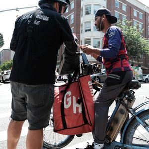 Quelque 60.000 livreurs à vélo travaillant pour les applications de livraisons de repas à New York.