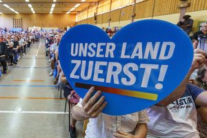 « Notre pays d'abord ! » peut-on lire sur une pancarte dans un rassemblement de l'AFD, parti d'extrême droite allemand.