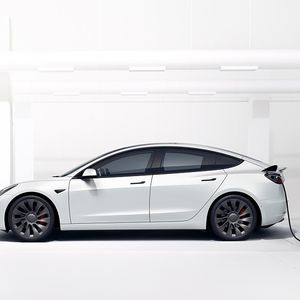 La Tesla Model 3, lancée en 2017 et devenue depuis best-seller planétaire avec plus de 2 millions d'unités écoulées.