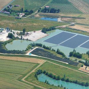 Les panneaux photovoltaïques d'Amarenco ont été installés sur une ancienne gravière de l'entreprise Longhi Béton dans le Lot-et-Garonne.