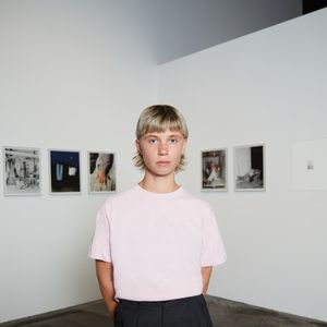 Iris Millot, la gagnante du Prix Dior de la photographie et des arts visuels pour jeunes talents 2023 pose devant son exposition à la Grande Halle de Luma Arles