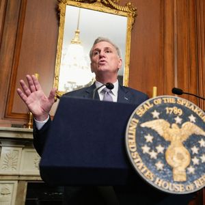 Le « speaker » de la Chambre des représentants Kevin McCarthy a évité un « shutdown » grâce aux voix démocrates.