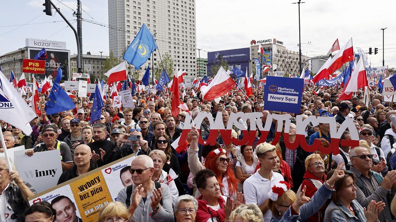 Pologne : manifestation monstre contre le pouvoir à Varsovie